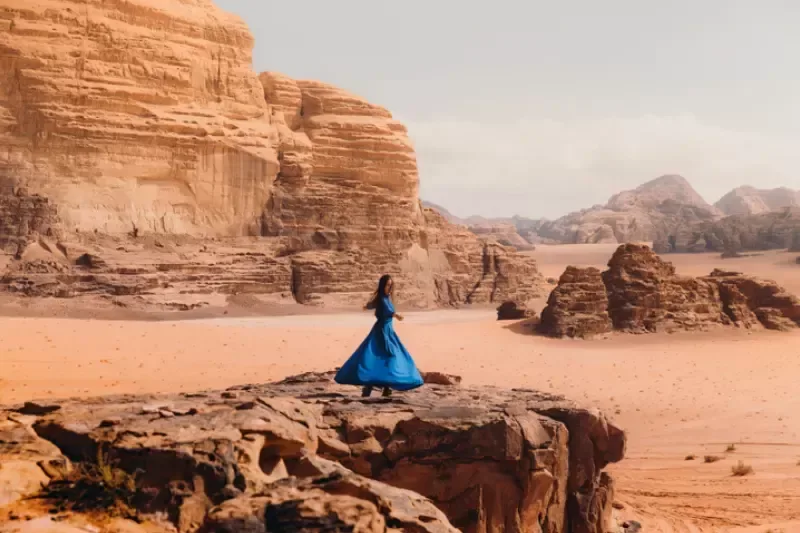 Una donna nel deserto del wadi rum, viaggio organizzato giordania